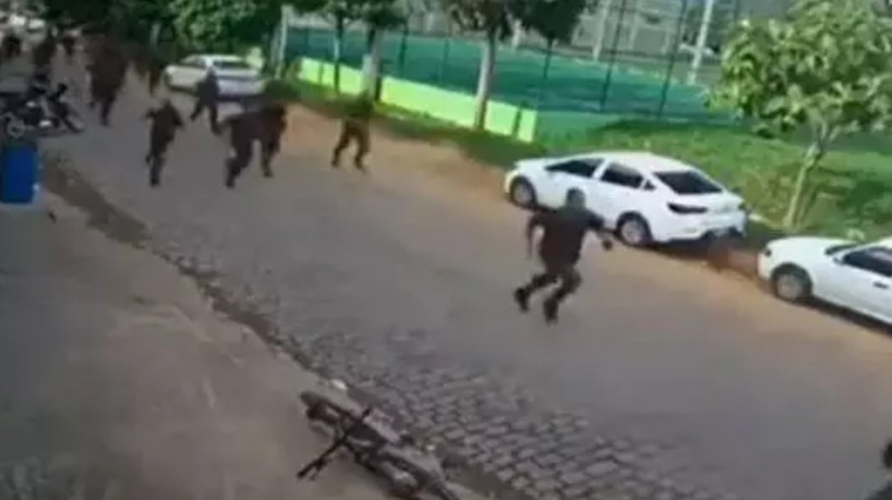 O homem foi perseguido por dezenas de militares no Rio de Janeiro após furtar bicicleta