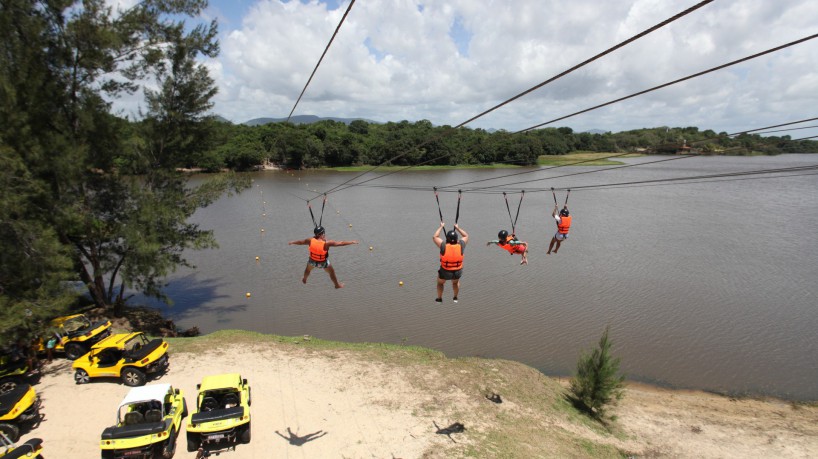 ￼Quatro cabos permitem que público 