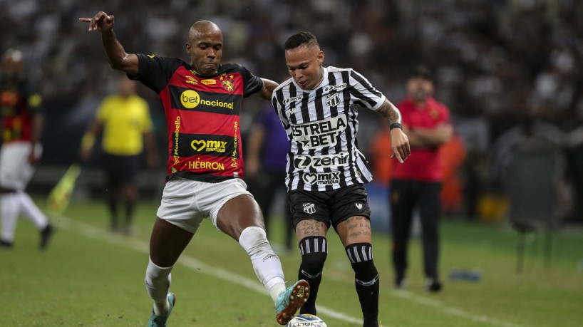 Atacante Janderson e volante Fabinho disputam lance no jogo Ceará x Sport, na Arena Castelão, pela final da Copa do Nordeste 2023