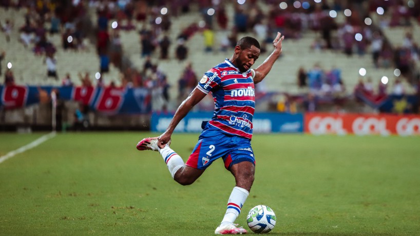 Lateral-direito Tinga no jogo Fortaleza x Internacional, na Arena Castelão, pelo Campeonato Brasileiro Série A 2023