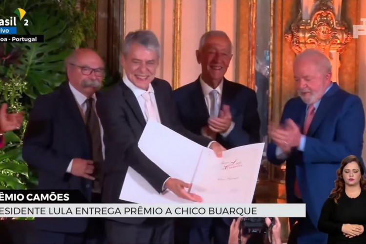 Entrega do Prêmio Camões a Chico Buarque foi feita com quatro anos de atraso, após veto de Bolsonaro à outorga