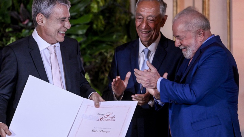 Chico Buarque recebeu o Prêmio Camões dos dois presidentes