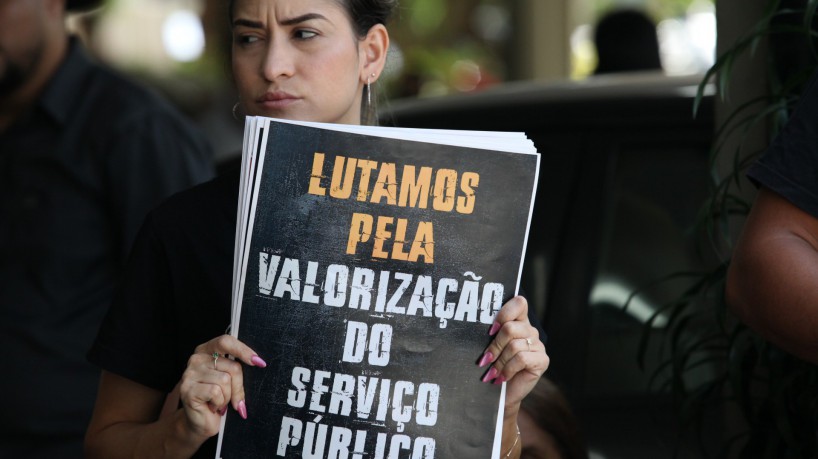 FORTALEZA, CE, BRASIL,24.04.2023: Servidores públicos estaduais protestam por reajuste salarial na secretaria do planejamento, Cambeba.