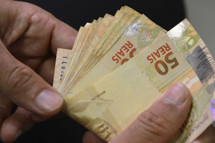 Atualmente, o salário mínimo está em R$ 1.302, conforme medida provisória editada em meados de dezembro pelo governo anterior