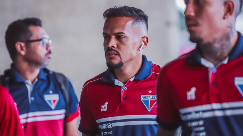 Lateral-esquerdo Bruno Pacheco em embarque do Fortaleza no Aeroporto Internacional Pinto Martins