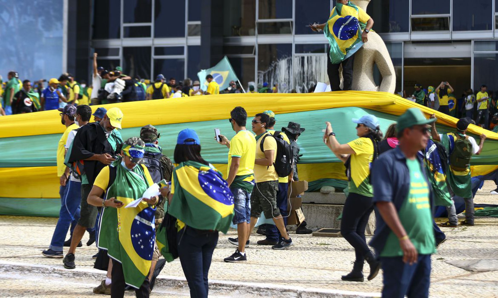 Manifestantes invadem Congresso, STF e Pal&aacute;cio do Planalto.