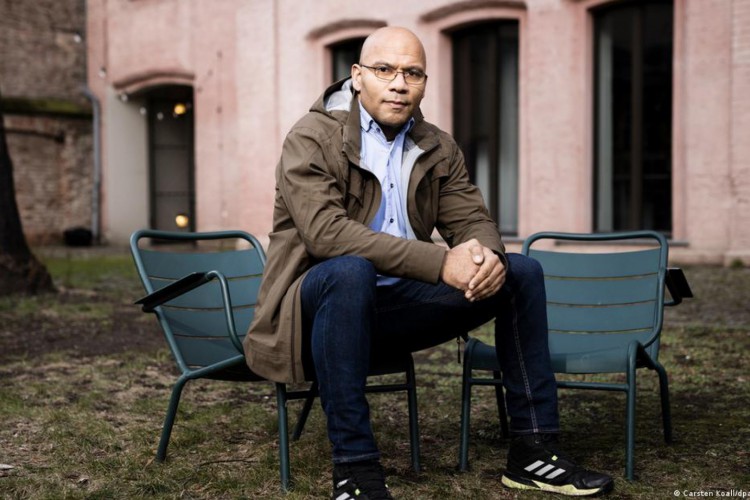 Aos 52 anos, Meffire vive atualmente em Bonn