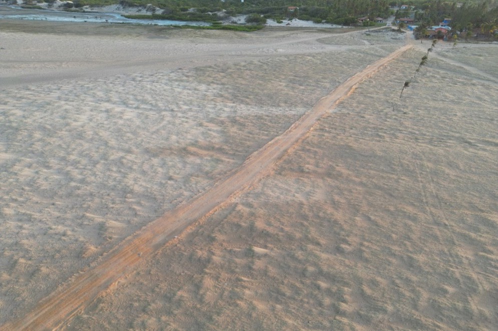 Trecho da estrada irregular feita na faixa de praia em Itarema: barro foi usado para demarcar caminho em área de duna.(Foto: REPRODUÇÃO SECRETARIA MEIO AMBIENTE ITAREMA)