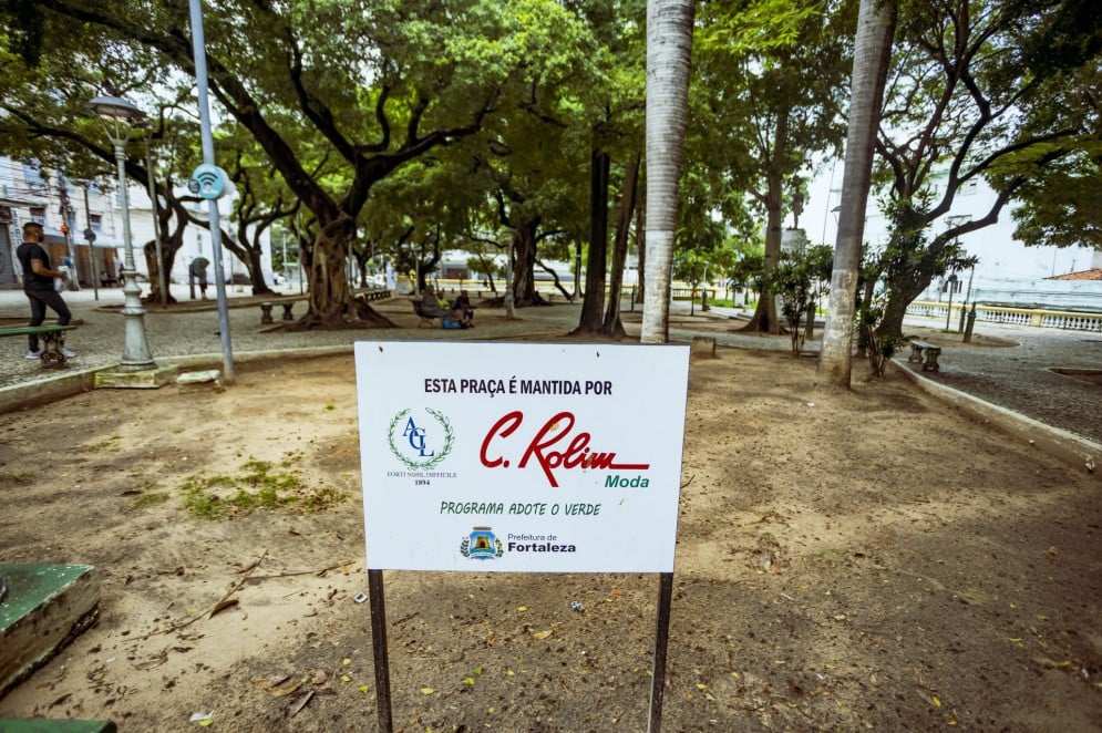 Empresa C. Rolim é responsável pela manutenção da Praça General Tibúrcio, conhecida como Praça dos Leões (Foto: FCO FONTENELE)