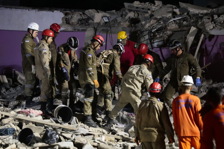 Prédio de três andares desabou no bairro de Jardim Atlântico, na cidade de Olinda, PE. Imóvel havia sido interditado desde ano 2000