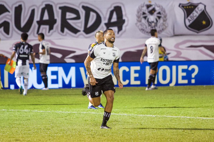 Atacante Vitor Gabriel comemorando gol marcado pelo Ceará contra o ABC, pela Série B 