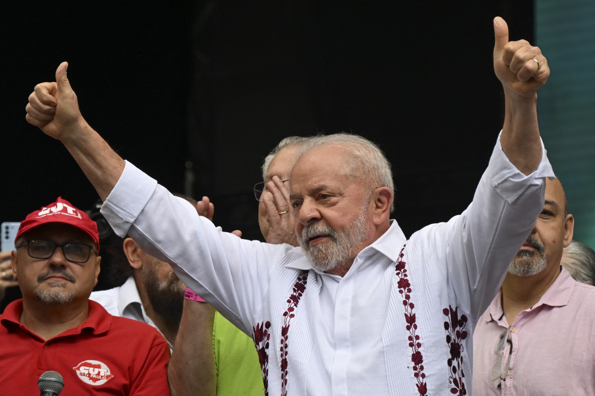 Presidente Lula em celebração do 1º de maio (Foto: NELSON ALMEIDA / AFP)
