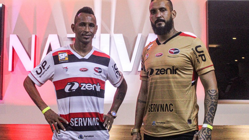 Atacante Ciel e goleiro Douglas Dias no lançamento do terceiro uniforme do Ferroviário
