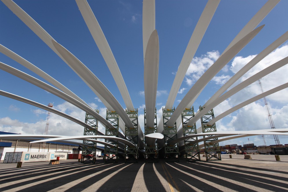 Pátio de pás eólicas no Porto do Pecém.