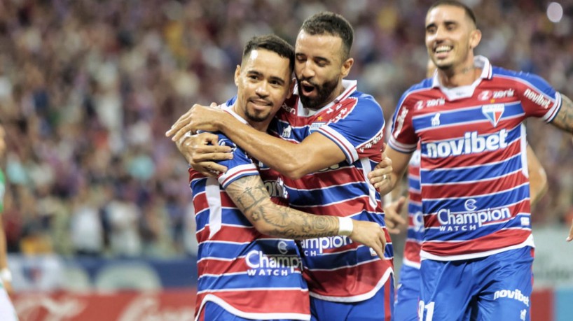 Yago Pikachu e Caio Alexandre comemoram gol no jogo Fortaleza x Estudiantes de Mérida, na Arena Castelão, pela Copa Sul-Americana 2023