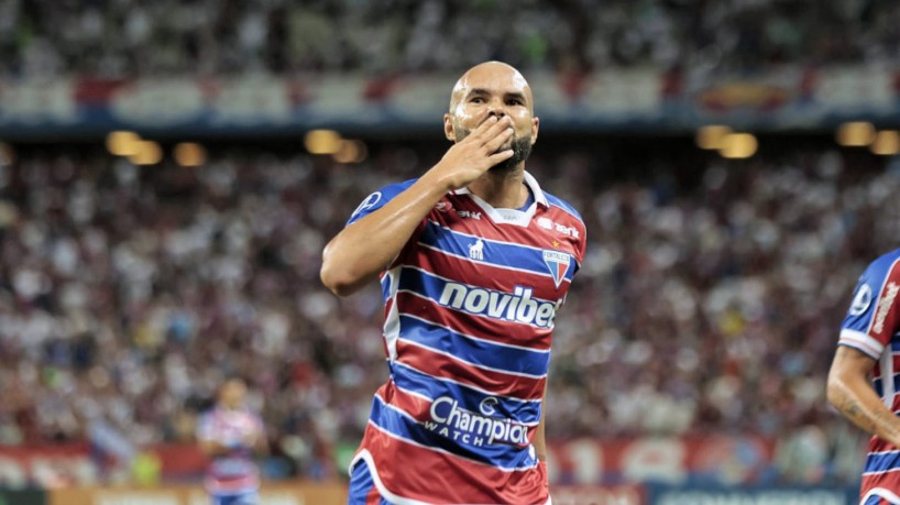 Zé Welison comemora gol no jogo Fortaleza x Estudiantes de Mérida, na Arena Castelão, pela Copa Sul-Americana 2023