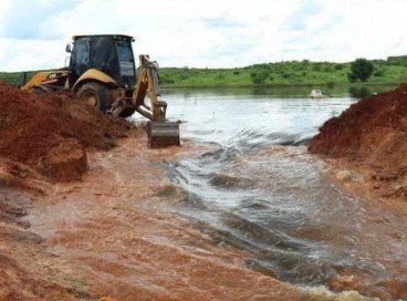 Máquinas da prefeitura do município foram usadas para reparar a barragem  
