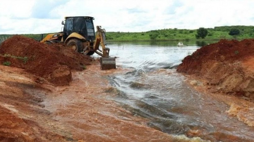 Máquinas da prefeitura do município foram usadas para reparar a barragem 