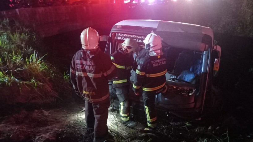 Pelo menos 25 pessoas eram transportadas dentro do ônibus, além do motorista, que ficou preso ás ferragens 
