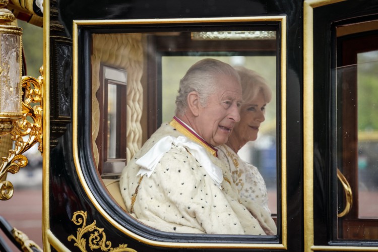 Rei Charles e rainha Camila ao chegar à Abadia de Westminster para a coroação