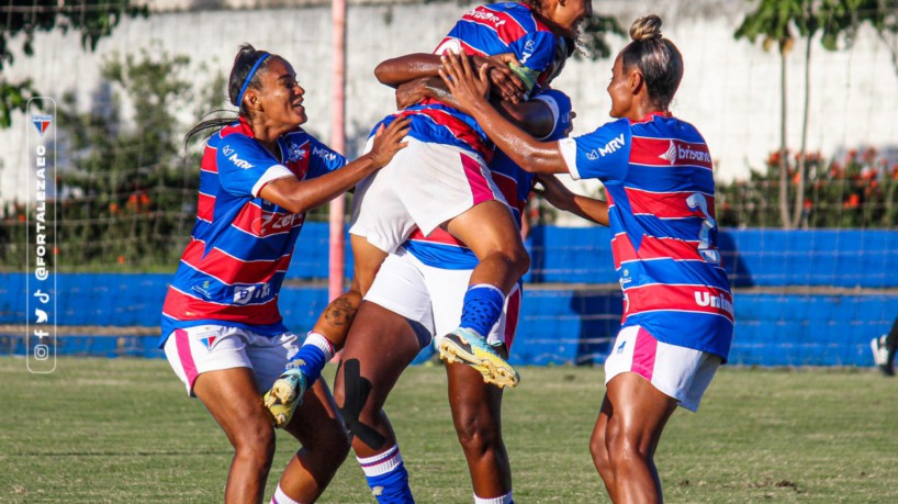 Atletas do Fortaleza comemoram gol diante do Uda-AL