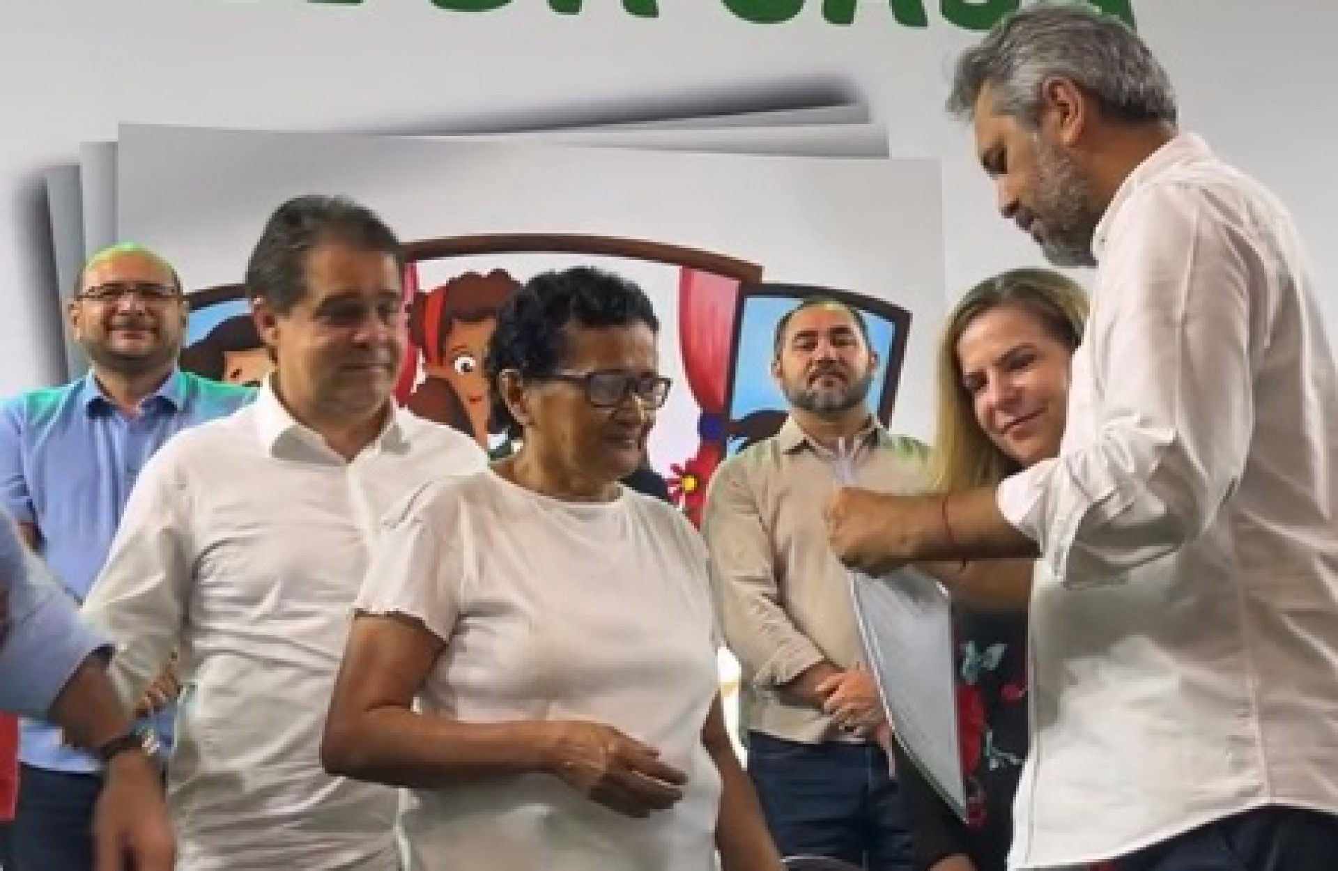 Evandro Leitão e Luizianne Lins observam governador Elmano de Freitas entregar título de regularização fundiária (Foto: Reprodução / vídeo)