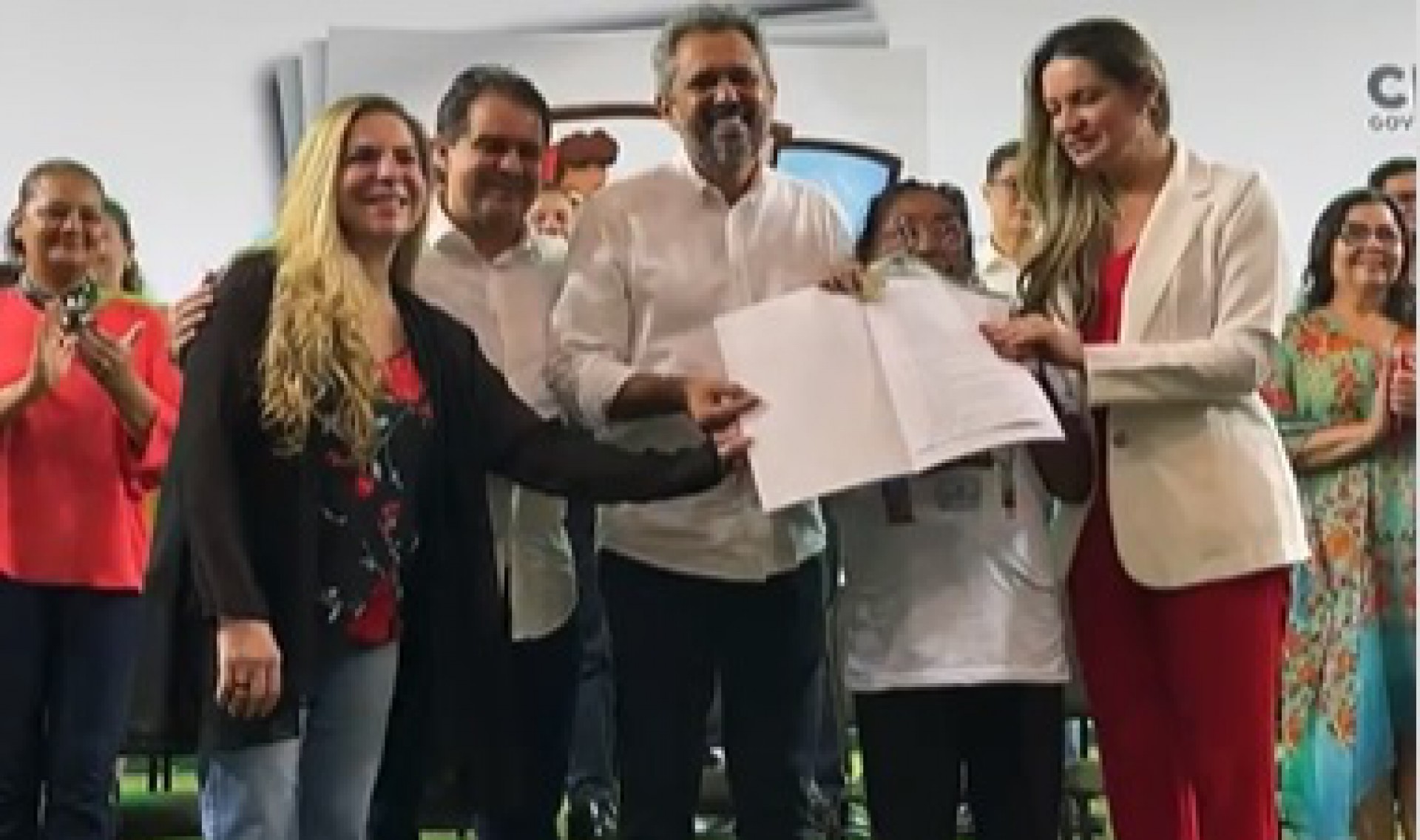 Deputada Luizianne Lins, deputado Evandro Leitão, governador Elmano de Freitas e senadora em exercício Augusta Brito entregam papel da casa a uma das favorecidas pela regularização fundiária(Foto: Reprodução / vídeo)