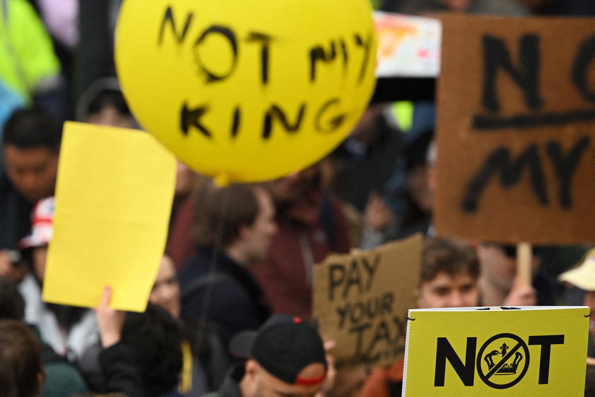 Unção, convidados e protestos: a coroação do rei Charles III e da