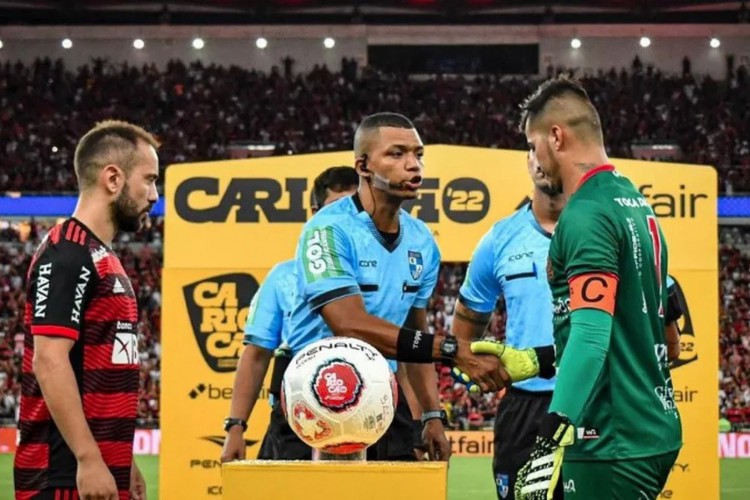 Árbitro Bruno Mota Correia durante partida do Campeonato Carioca de 2023 