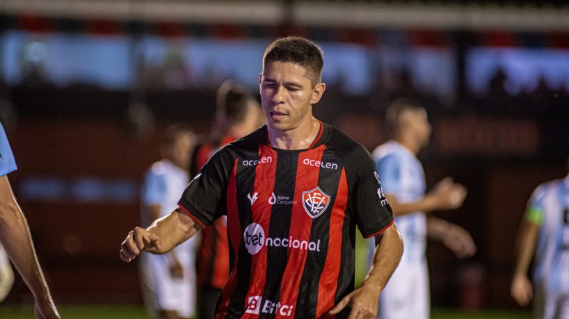 Osvaldo posa em foto com escudo do Ceará escondido e recebe críticas da  torcida do Fortaleza - NE45