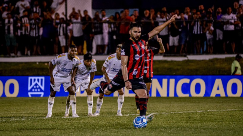 Léo Gamalho durante cobrança de pênalti no triunfo do Vitória sobre o ABC pela Série B
