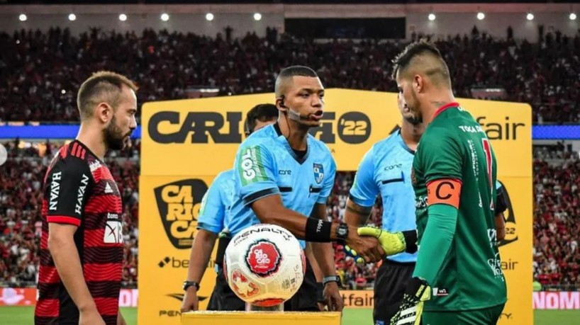 Árbitro Bruno Mota Correia durante partida do Campeonato Carioca de 2023