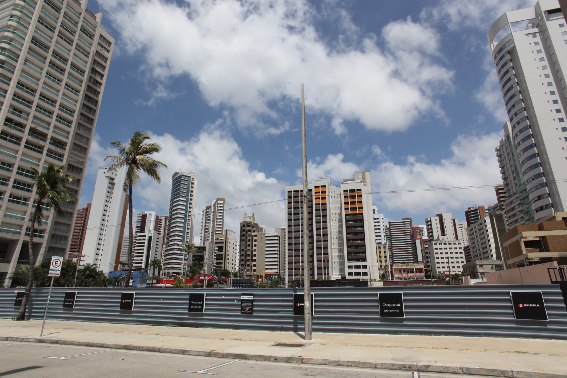 Terreno onde será construído o maior prédio de Fortaleza, na avenida Beira Mar, cuja altura pode chegar a 170,63 metros (Foto: FÁBIO LIMA)