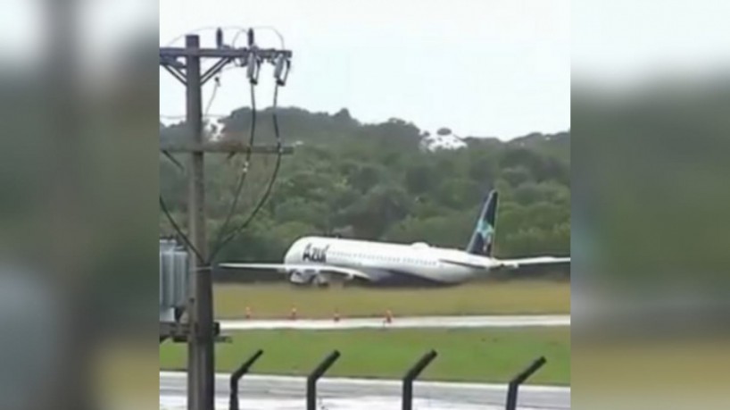 Avião ultrapassou os limites da pista de pouso do Aeroporto de Salvador e parou em uma área de mata