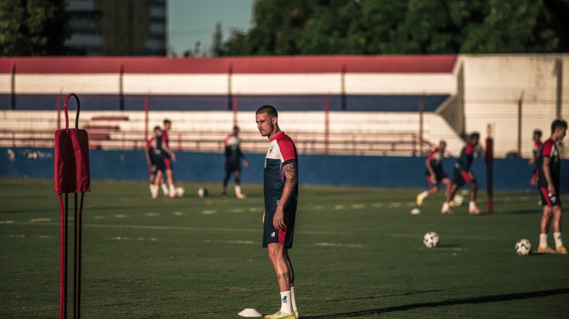 Atacante Thiago Galhardo em treino do Fortaleza no Centro de Excelência Alcides Santos, no Pici