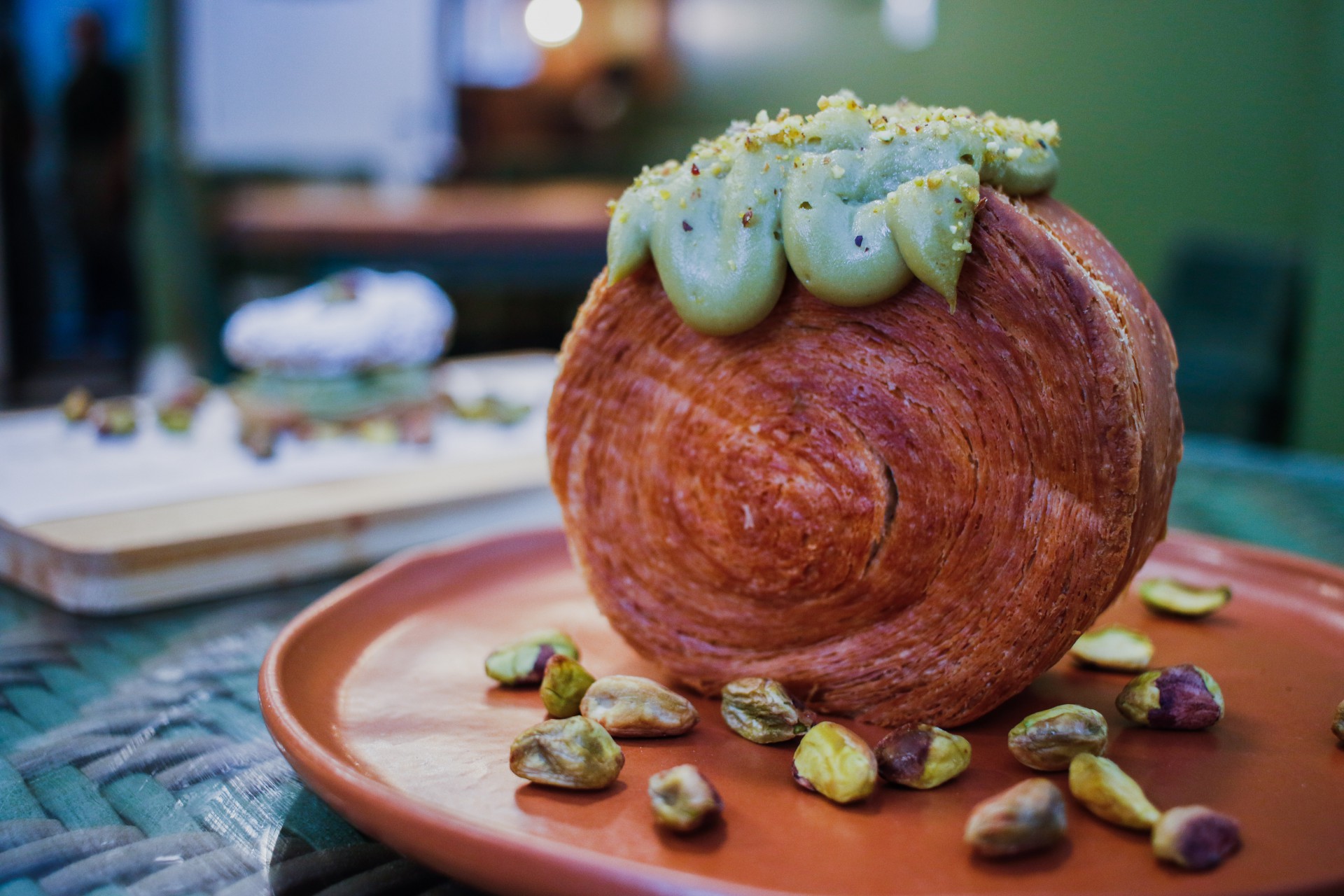 Sonho folhado de pistache; prato é oferecido pela Molino Padaria Artesanal (Foto: FERNANDA BARROS)