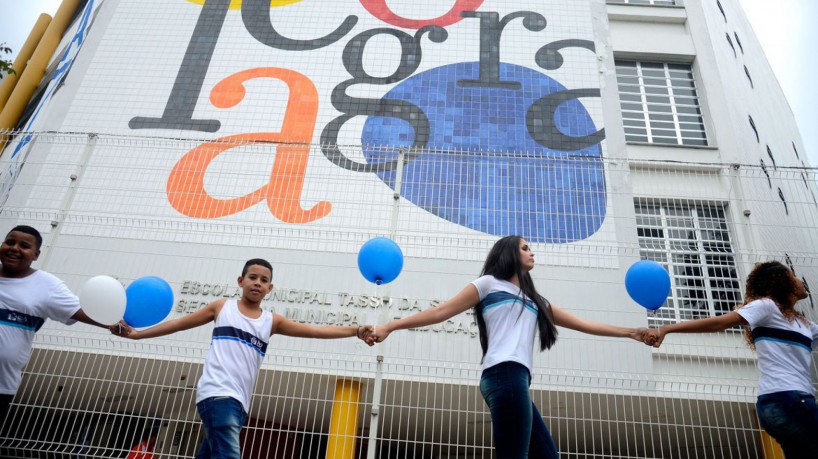 Rio de Janeiro - Ato com abraço ao prédio e soltura de balões com um pedido de paz mundial nas escolas, relembra os seis anos do massacre na Escola Municipal Tasso da Silveira, em Realengo, zona oeste do Rio. (Tânia Rêgo/Agência Brasil)