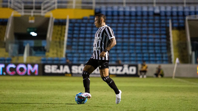 Atacante Janderson durante confronto diante do Vitória, pela Série B, no PV