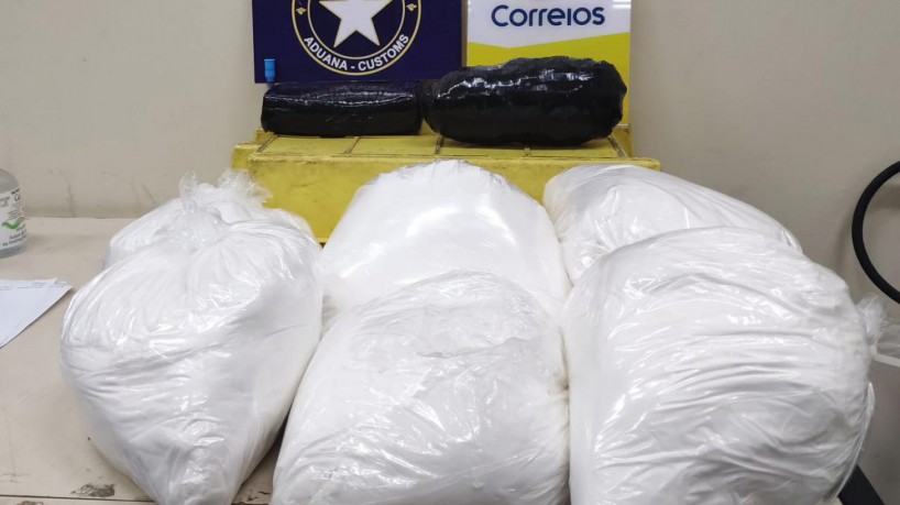 Os 6 kg da droga K9 foram encontrados por cães farejadores da Receita Federal, juntamente com pacotes de cocaína (5,5 kg) e substância análoga a MDMA (27 kg)