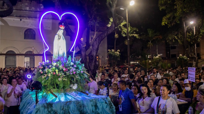 FORTALEZA, CEARÁ, BRASIL, 13-05-2023: Fieis acompanham a Procissão de Nossa Senhora de Fátima na 13 de Maio. (Foto: Samuel Setubal)