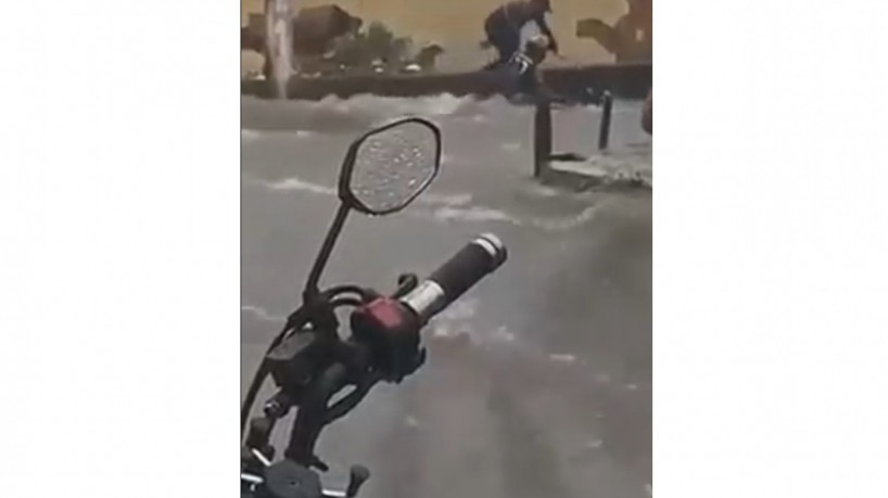 Nas redes sociais, vídeos foram compartilhados mostrando pontos de alagamentos. 