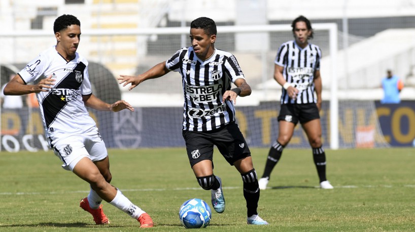 Atacante Erick no jogo Ponte Preta x Ceará, no Moisés Lucarelli, pelo Campeonato Brasileiro Série B 2023