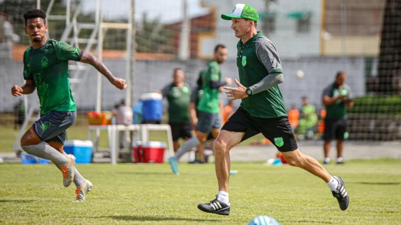 Técnico Gerson Gusmão em treino do Floresta no CT Felipe Santiago