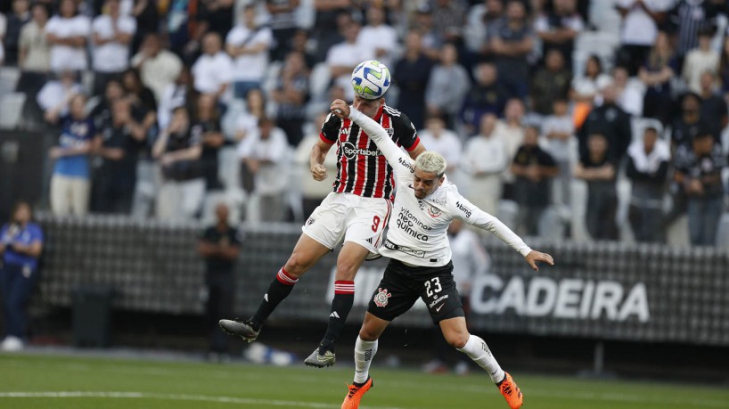 Calleri e Fagner disputam lance no jogo Corinthians x São Paulo, na Neo Química Arena, pelo Campeonato Brasileiro Série A 2023