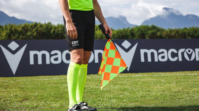 Bandeirinha com uniforme de arbitragem da CBF