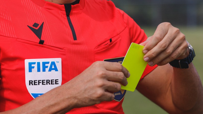 Cartão amarelo em uniforme de árbitro CBF e Fifa
