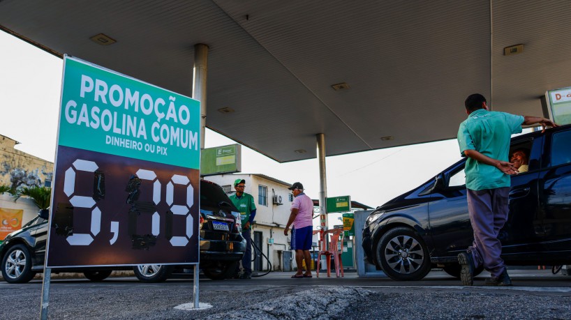Foto mostra promoção na gasolina em posto de combustível no bairro Bonsucesso, em Fortaleza