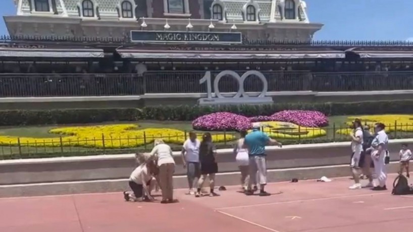 Duas famílias trocam socos e chutes por espaço para fotografias em parque da Disney, nos Estados Unidos