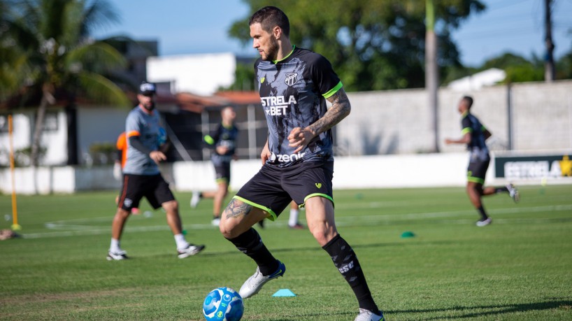Zagueiro Tiago Pagnussat em treino do Ceará na Cidade Vozão, em Itaitinga