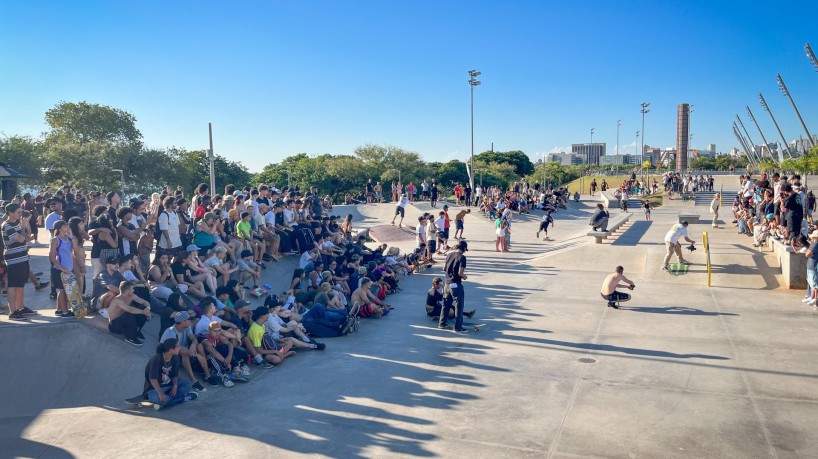 Diversos atletas em uma pista de skate durante campeonato 
